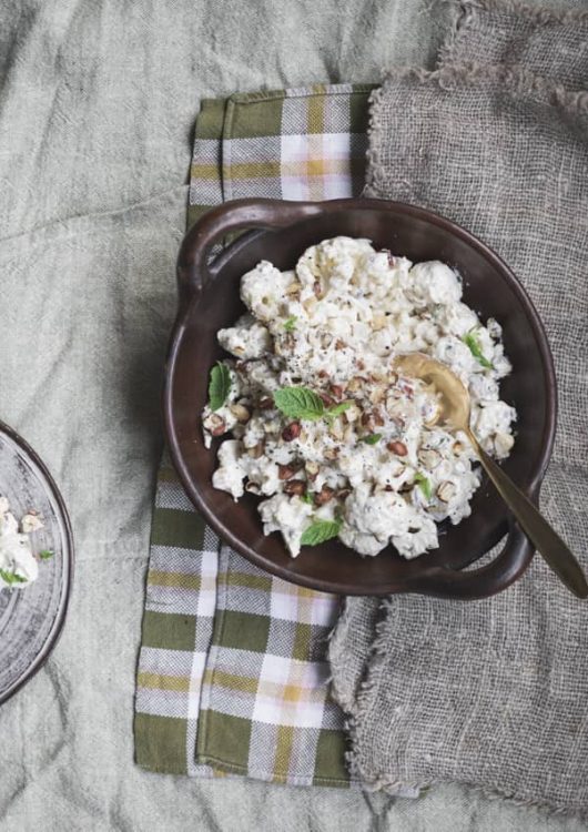 Kukkakaali-hasselpähkinäsalaatti