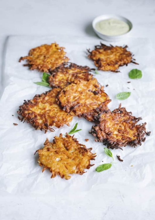 Porkkana-halloumifritterit