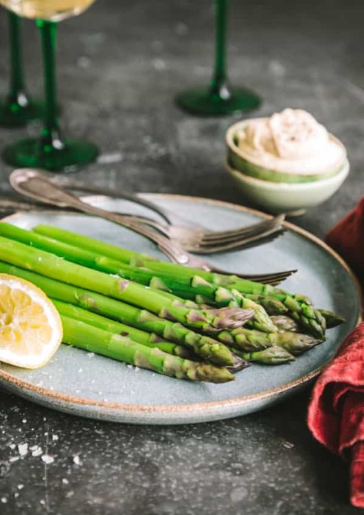 Vihreää parsaa ja ruskistettua kermaa