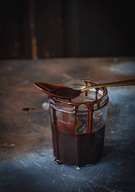 Punaviininen suklaakastike