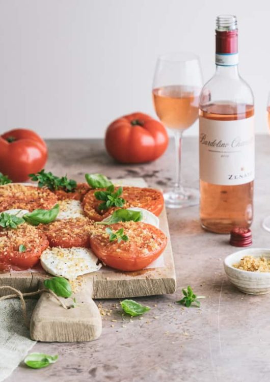 Lämmin tomaatti-mozzarellasalaatti