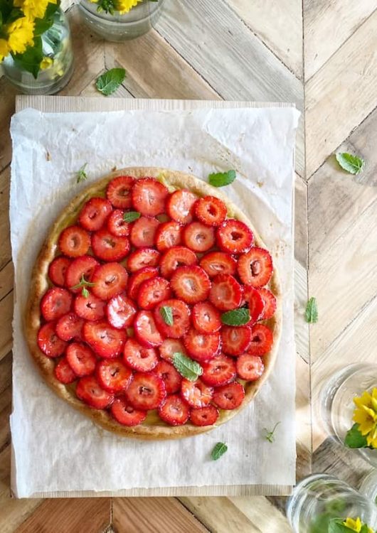 Mansikkapiirakka pullataikinapohjalla