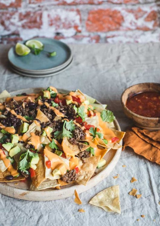 Itse tehty cheddarkastike ja kotitekoiset nachokset