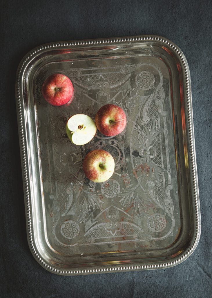 Hopeanvärinen tarjotin