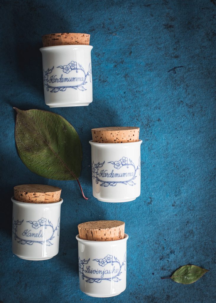 Sininen keittiö-maustepurkit