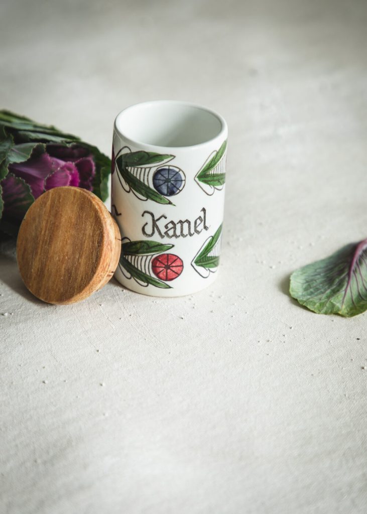 Keraaminen kanelipurkki