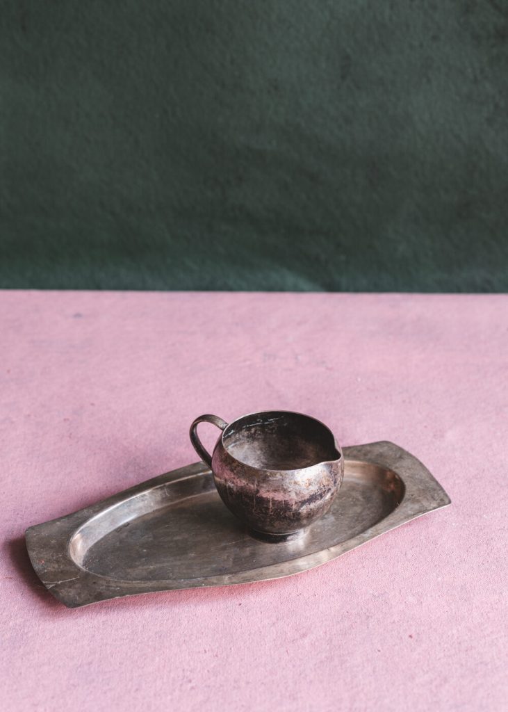 Kermakko ja pieni hopeanvärinen tarjotin