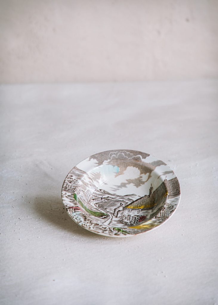 Tarjoilukulho ja lautanen eng. posliinia