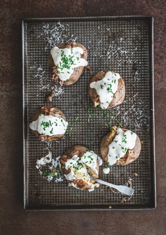 Uuniperunat karamellisoidulla sipulilla