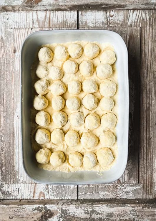 Gnudit nokkoskastikkeella