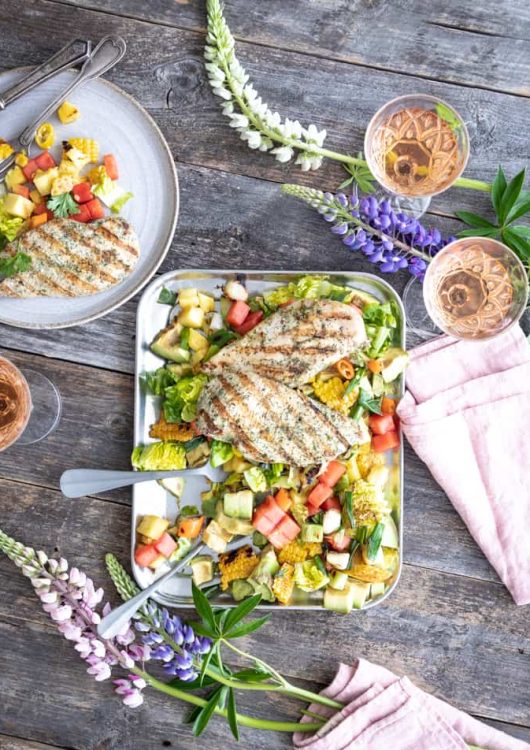 Grillisalaatti ja grillattua kanaa