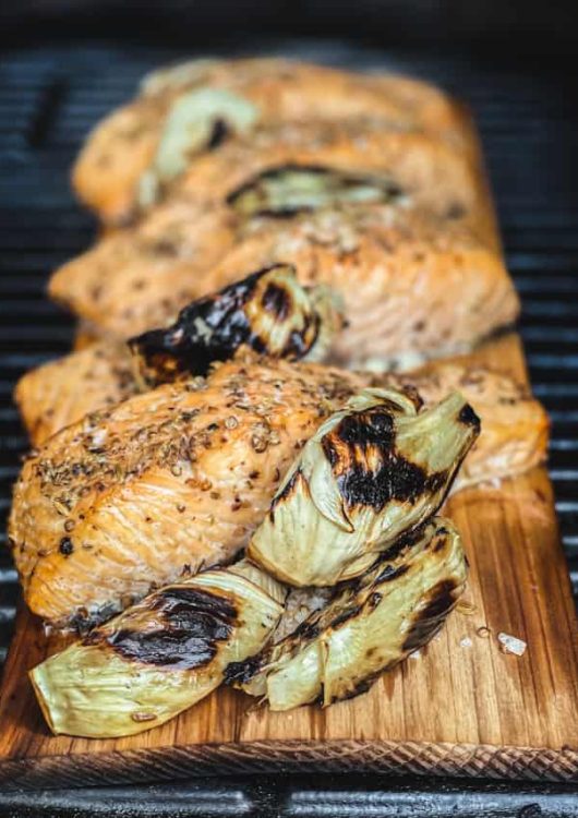 Savustuslaudalla grillattu lohi ja grillatut fenkolit