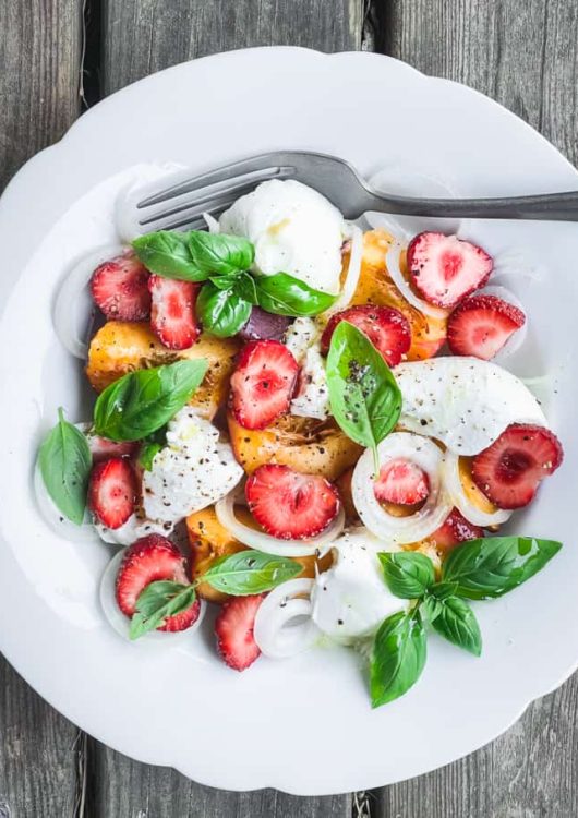 Nektariini-mozzarellasalaatti