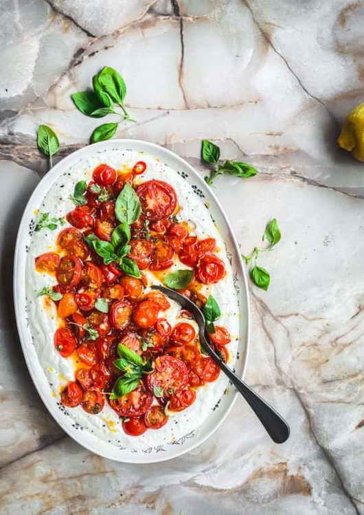 Paahdetut tomaatit ja vaahdotettu feta