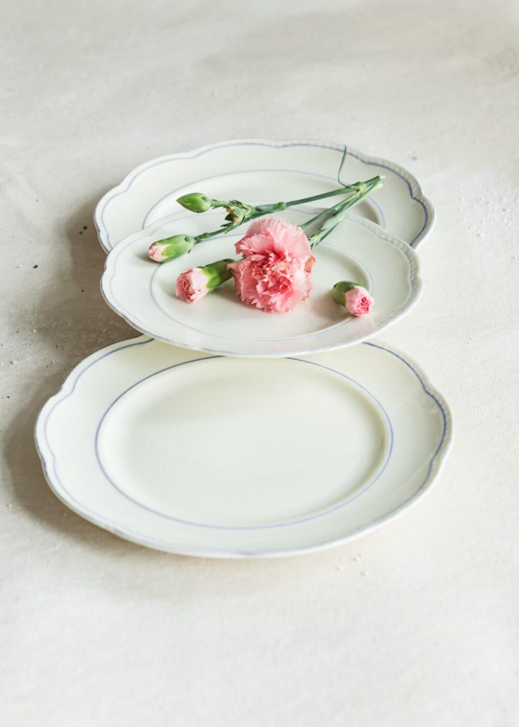 Sinireunaiset leipälautaset