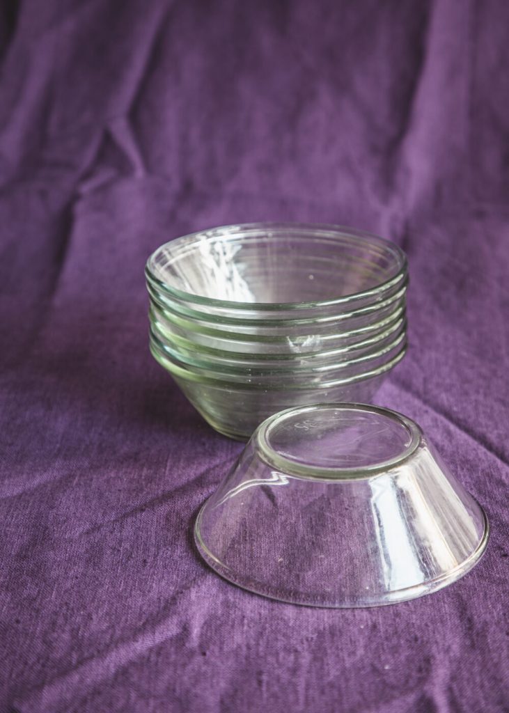 Vanhanajan lasiset viilikulhot