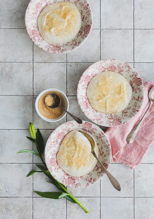 Raparperivispipuuro kermavaahdolla