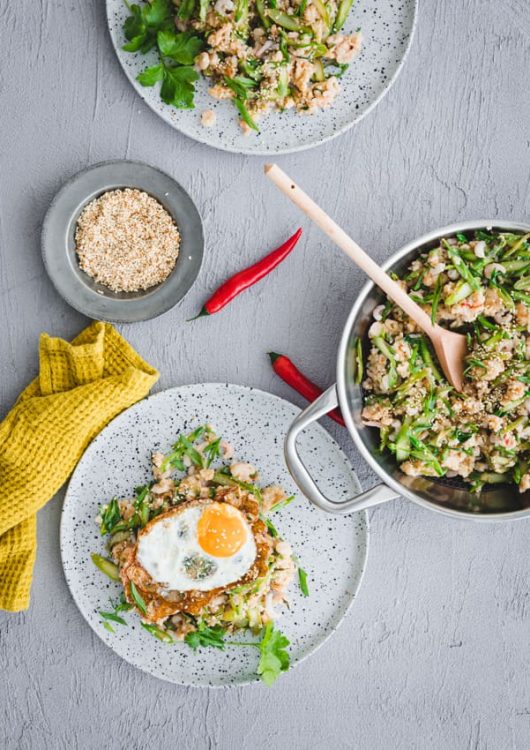 Paistettua riisiä parsalla