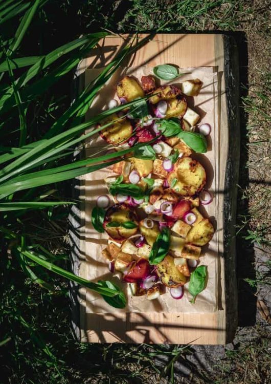 Grillattu nektariini-halloumisalaatti