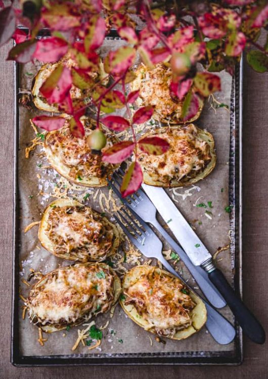 Karamellisoidulla sipulilla täytetyt uuniperunat