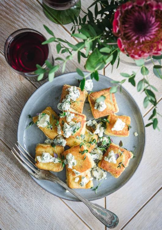 Paistettu polenta sinihomejuustolla