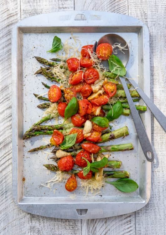 Grillattua parsaa ja tomaatteja