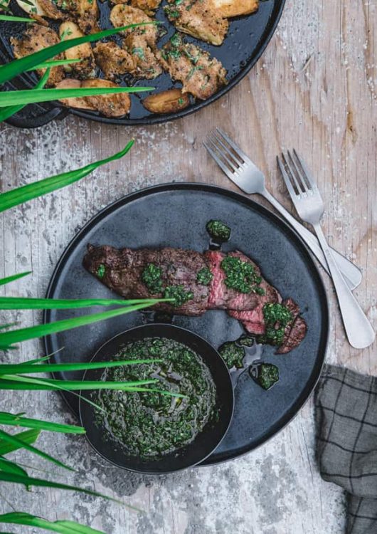 Grillattu petit tender, nokkosgremolata ja rapeat parmesaaniperunat