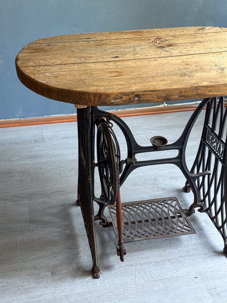 Puupöytä ompelukoneen jaloilla