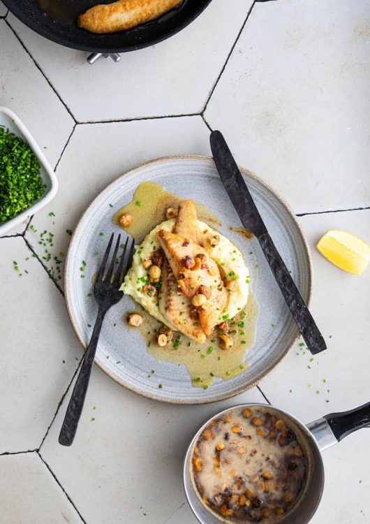 Paistettu hauki ruskistetulla voilla ja paahdetuilla hasselpähkinöillä