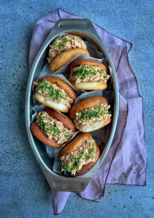 Friteeratut bao bunit tonnikala-gochujang täytteellä